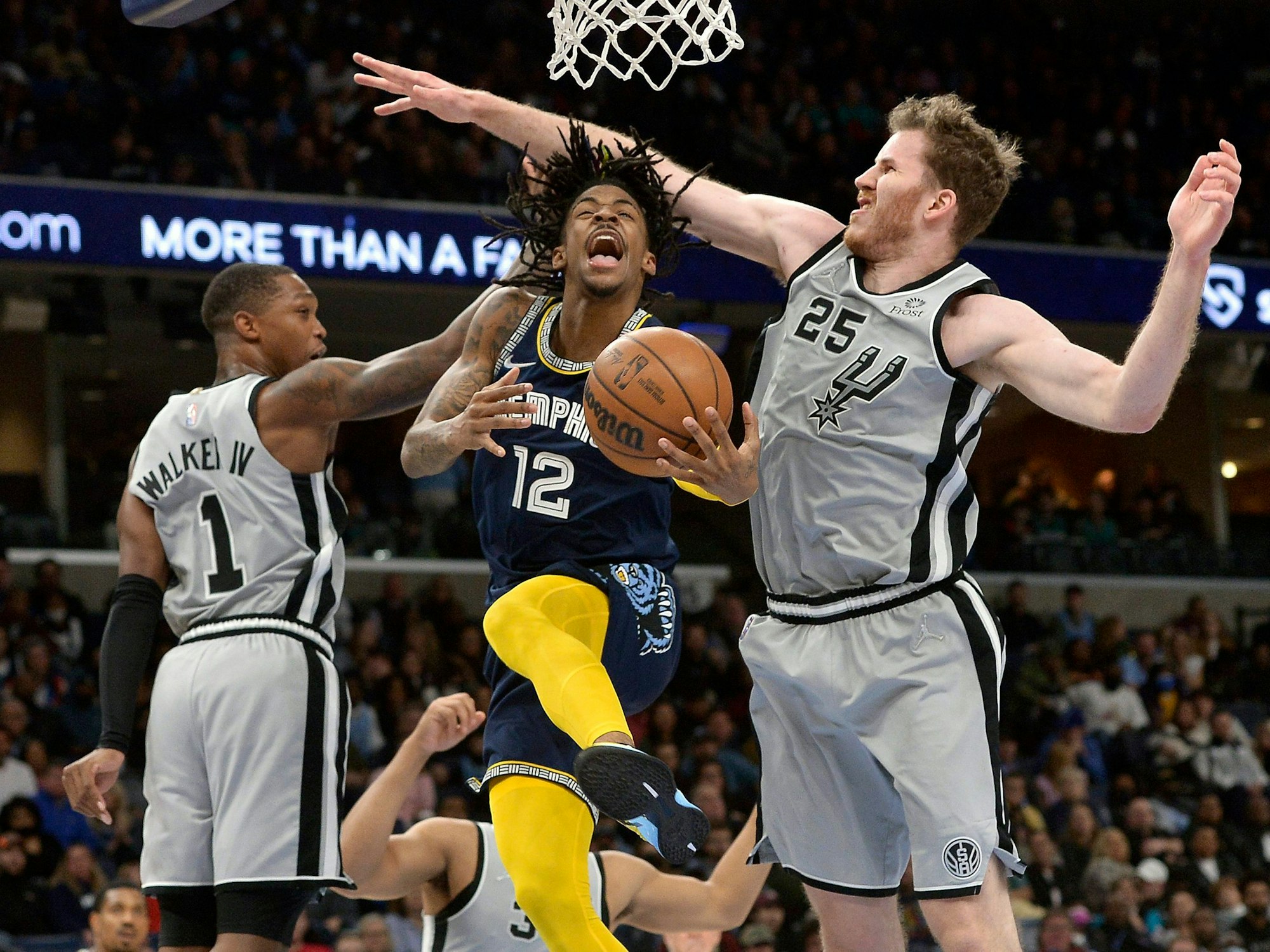 Ja Morant springt zwischen Lonnie Walker IV und Center Jakob Pöltl in der zweiten Halbzeit gegen die San Antonio Spurs durch.
