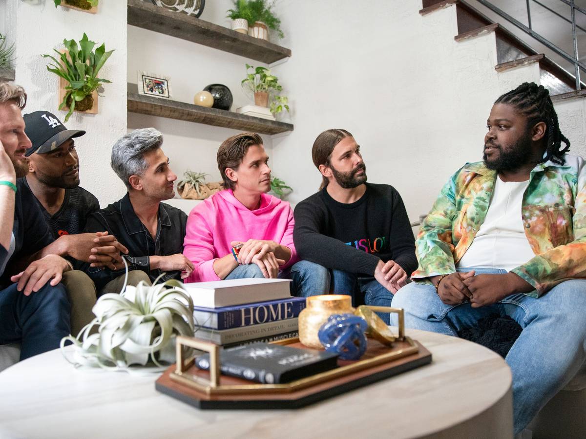 Bobby Berk (l-r), Karamo Brown, Tan Frances, Antoni Porowski, Jonathan Van Ness und Tyreek Wanamaker in der Folge 504 der Sendung „Queer Eye“ (undatierte Aufnahme) sitzen auf einem Sofa.