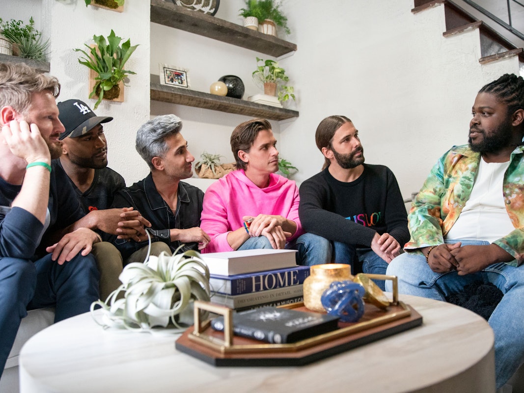 Bobby Berk (l-r), Karamo Brown, Tan Frances, Antoni Porowski, Jonathan Van Ness und Tyreek Wanamaker in der Folge 504 der Sendung „Queer Eye“ (undatierte Aufnahme) sitzen auf einem Sofa.