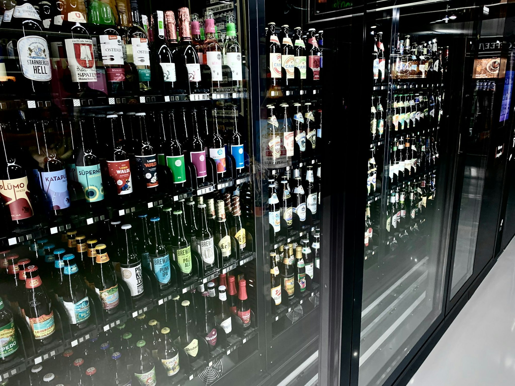 Bier-Sortiment im ersten digitalen Kiosk Deutschlands.