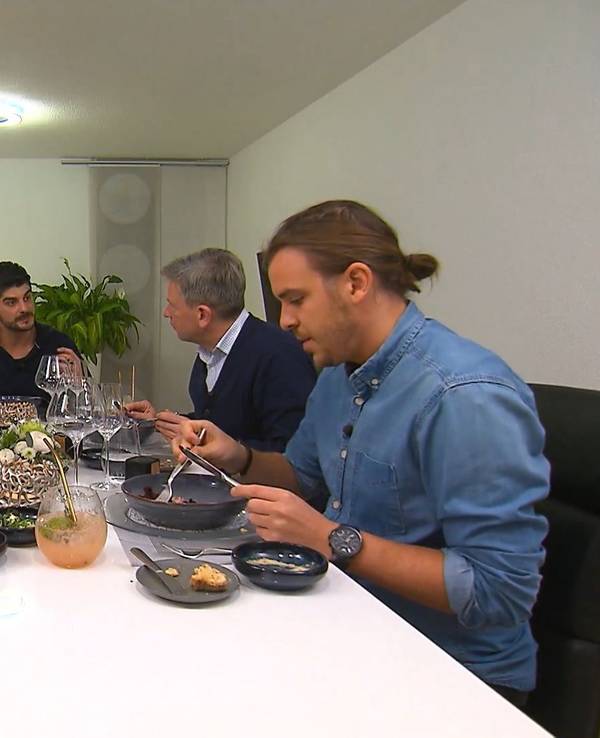 Die „Das perfekte Dinner“-Kandidatinnen und Kandidaten sitzen bei Matthias (m.) am Esstisch.