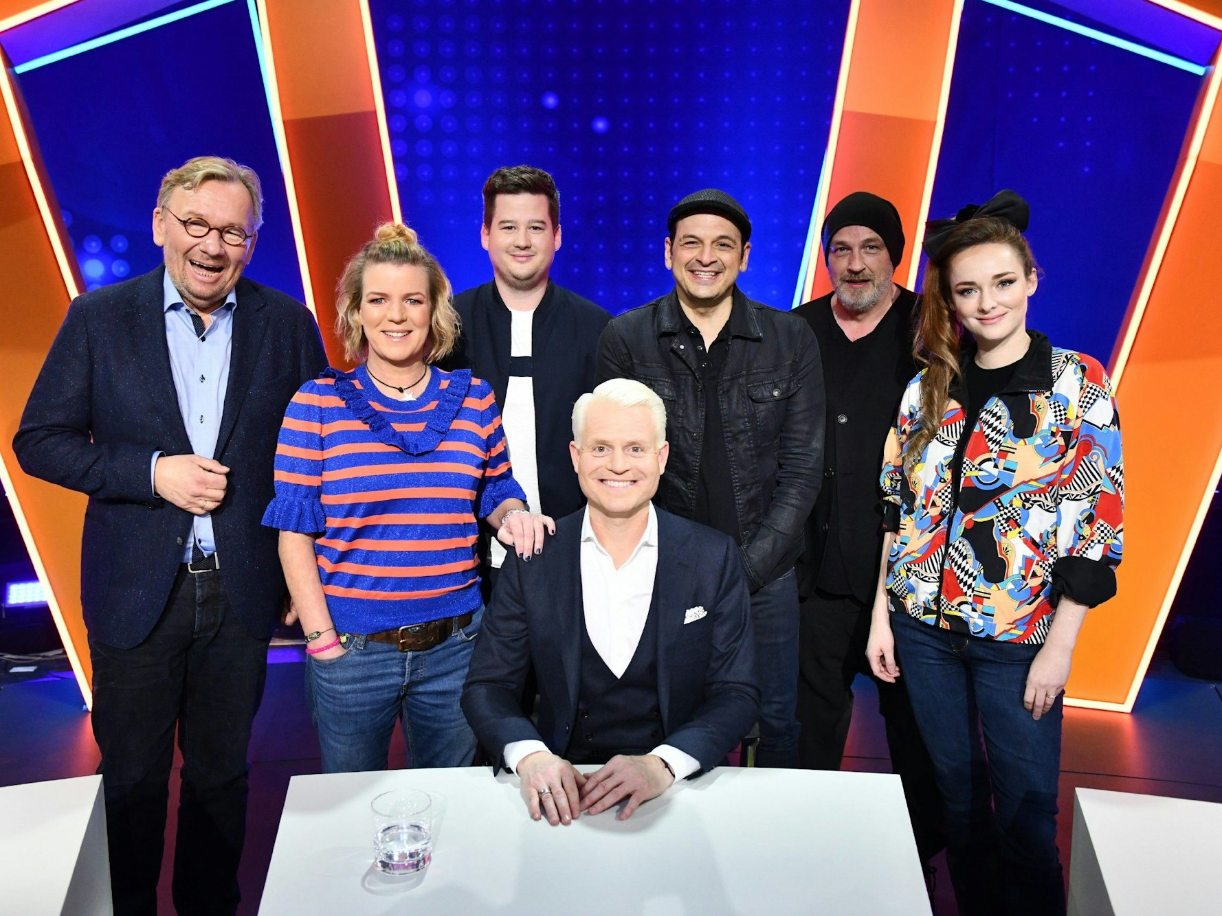 V.l.: Bernd Stelter, Mirja Boes, Chris Tall, Guido Cantz, Kaya Yanar, Torsten Sträter und Larissa Rieß.