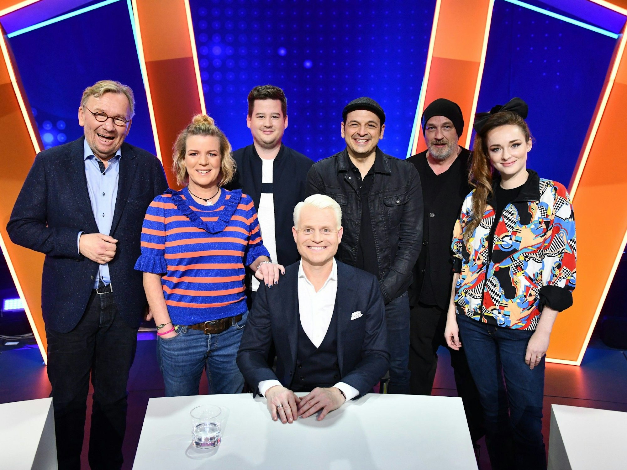 V.l.: Bernd Stelter, Mirja Boes, Chris Tall, Guido Cantz, Kaya Yanar, Torsten Sträter und Larissa Rieß.
