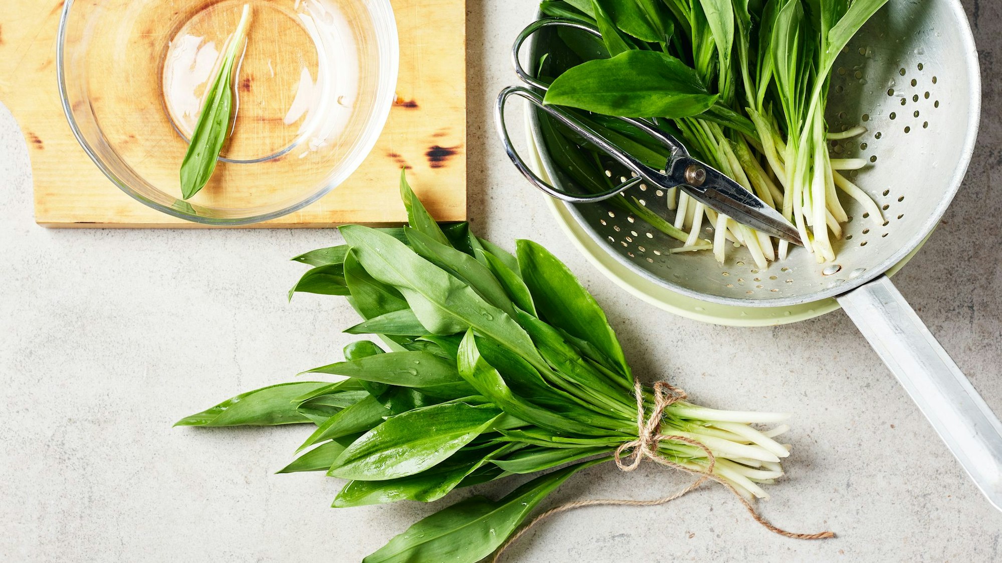 Wenn es schnell gehen muss, kann Bärlauch im Ganzen eingefroren werden.
