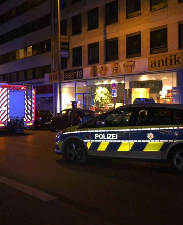 Polizei und Feuerwehr bei einem Unfall in Köln.