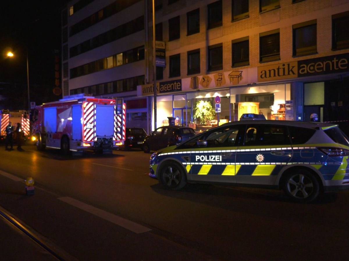 Polizei und Feuerwehr bei einem Unfall in Köln.