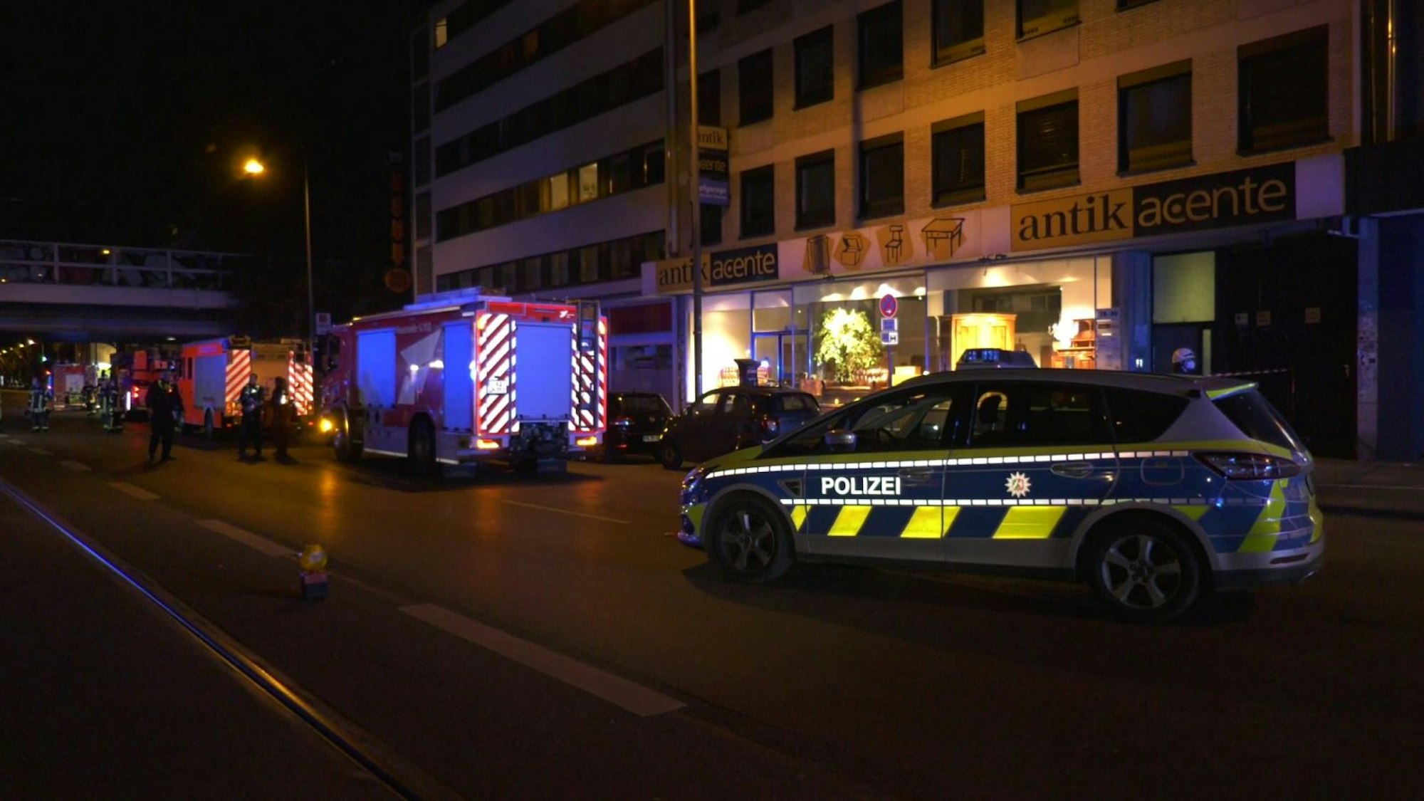 Polizei und Feuerwehr bei einem Unfall in Köln.