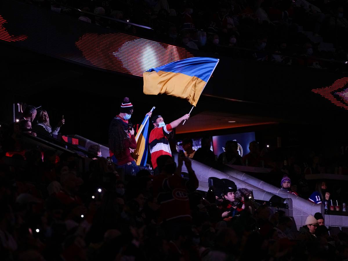 Ein Fan schwenkt eine Flagge der Ukraine während des NHL-Spiels zwischen den Ottawa Senators und den Montreal Canadiens.