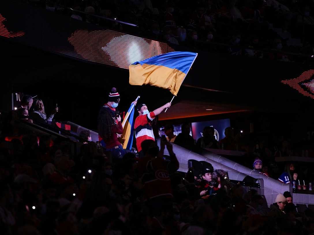 Ein Fan schwenkt eine Flagge der Ukraine während des NHL-Spiels zwischen den Ottawa Senators und den Montreal Canadiens.