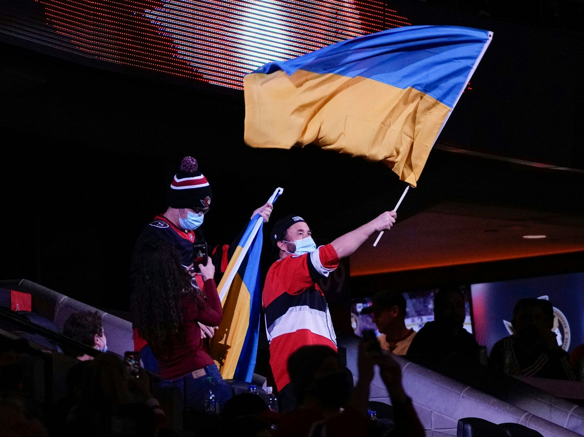 Ein Fan schwenkt eine Flagge der Ukraine während des NHL-Spiels zwischen den Ottawa Senators und den Montreal Canadiens.