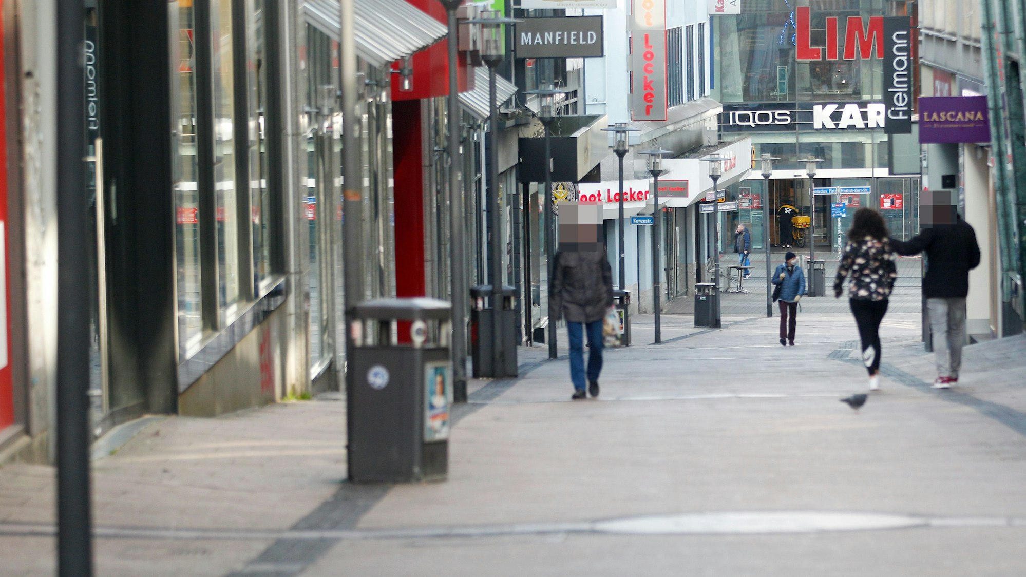 Die Einkaufsstraße in Richtung des Einkaufszentrums Limbecker Platz in Essen.