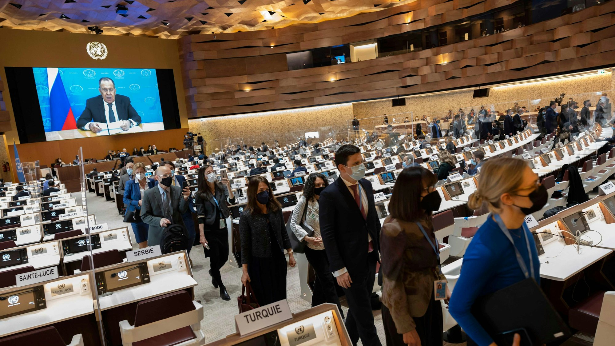 Botschafterinnen und Botschafter verlassen den Saal in Genf, als der russische Außenminister am Dienstag (1. März) seine Rede verlas.