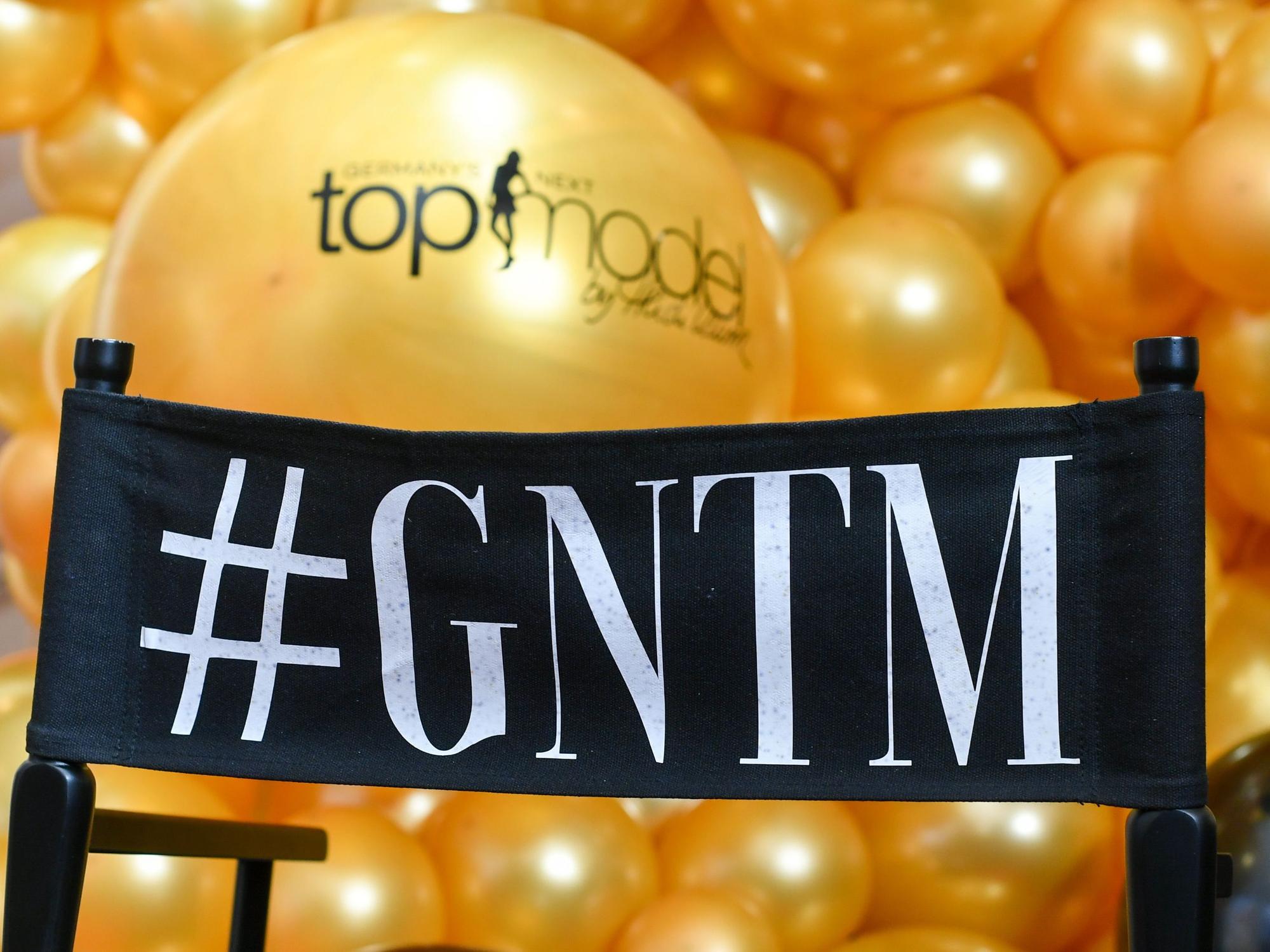 Das Logo der Show «Germany's next Topmodel - by Heidi Klum» steht auf einem Regiestuhl am 27.01.2020.