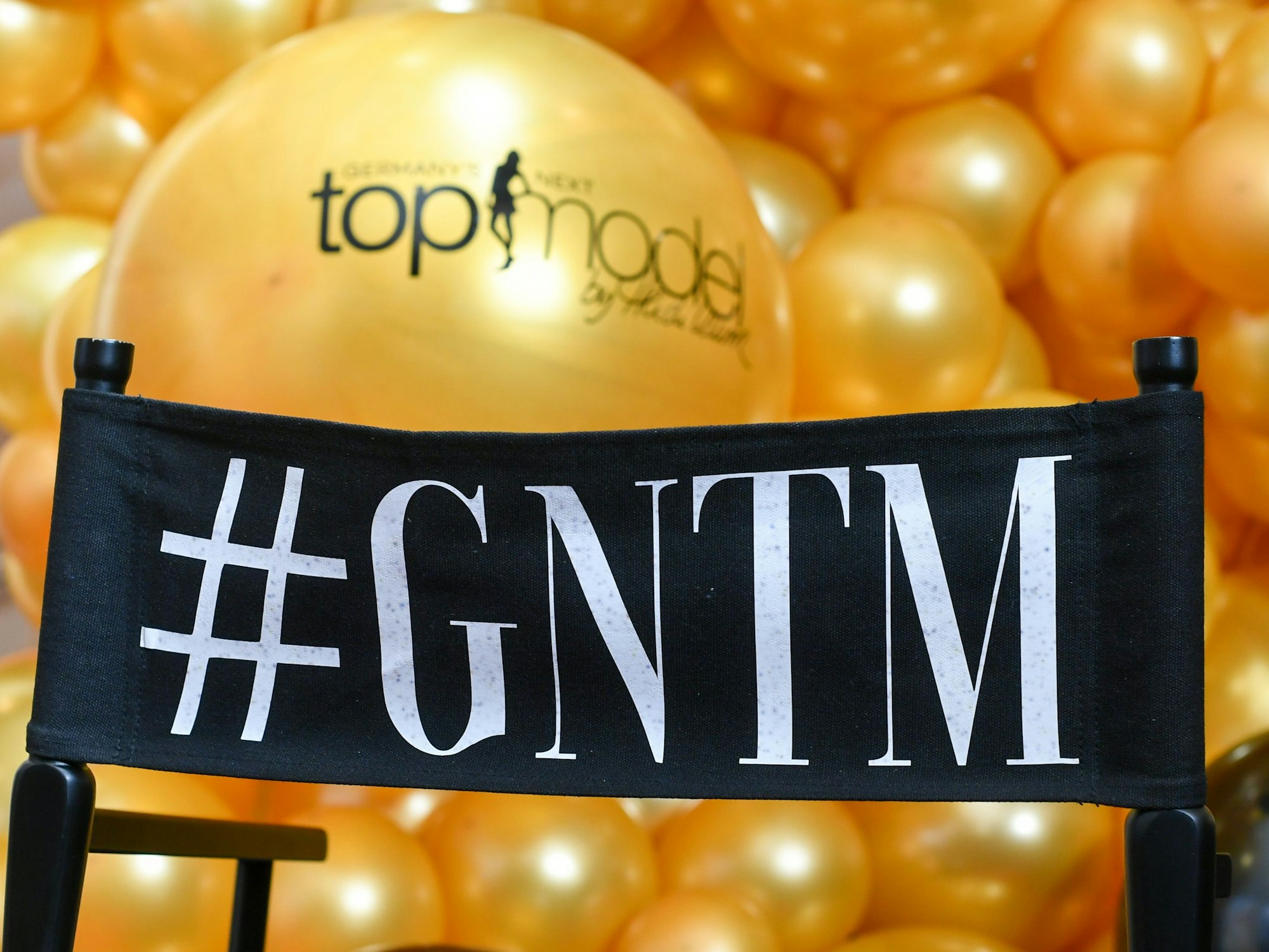 Das Logo der Show «Germany's next Topmodel - by Heidi Klum» steht auf einem Regiestuhl am 27.01.2020.