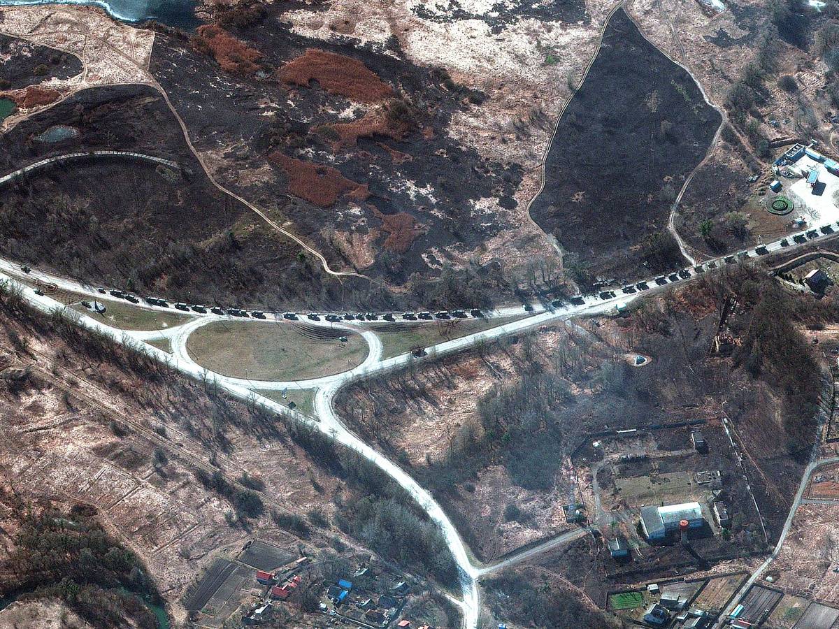 Ein Satellitenbild aus dem Februar 2022 zeigt einen Militärkonvoi nordwestlich von der ukrainischen Stadt Invankiv.