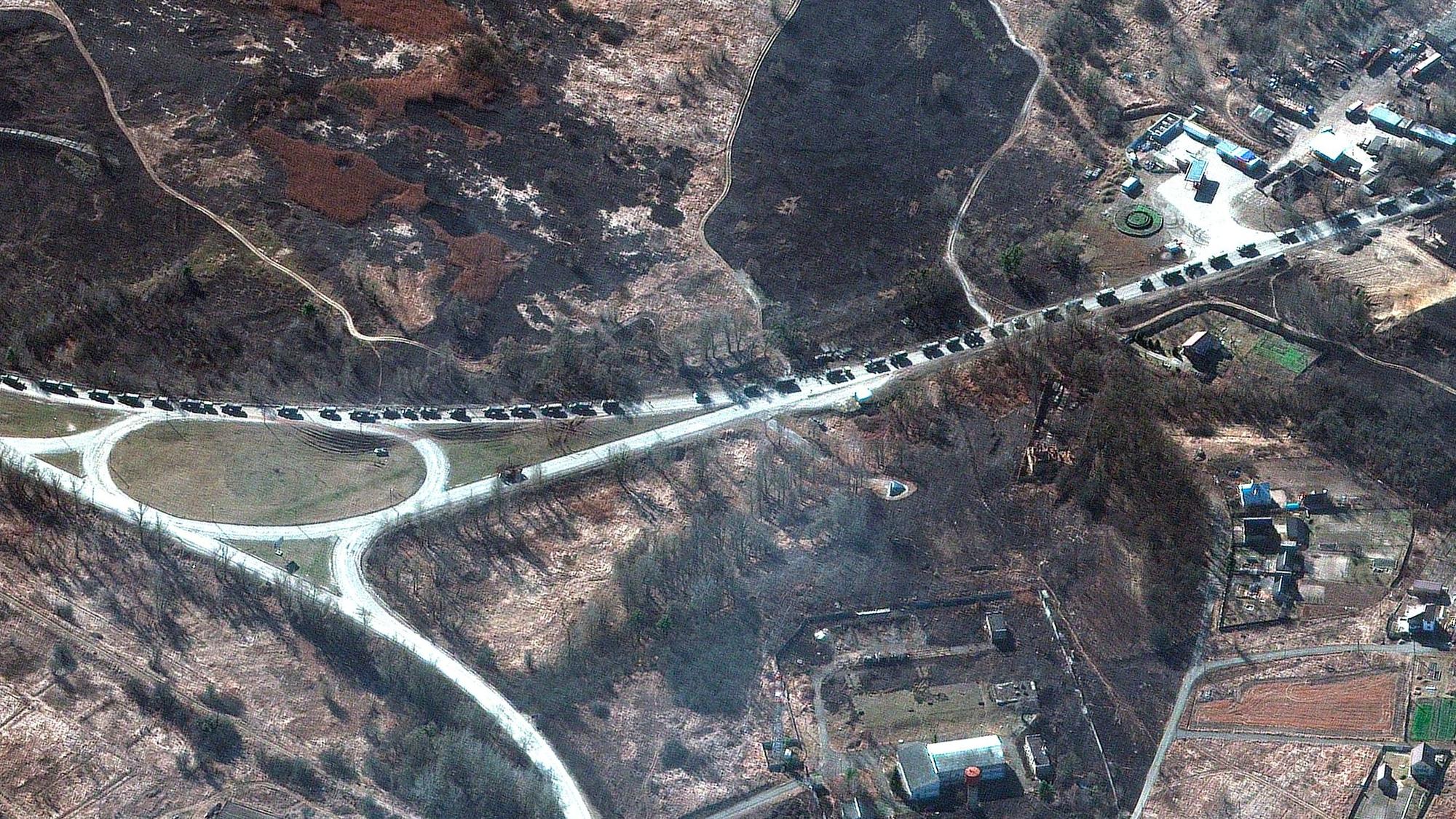 Dieses von Maxar Technologies bereitgestellte Satellitenbild zeigt einen Militärkonvoi nordwestlich von der ukrainischen Stadt Invankiv