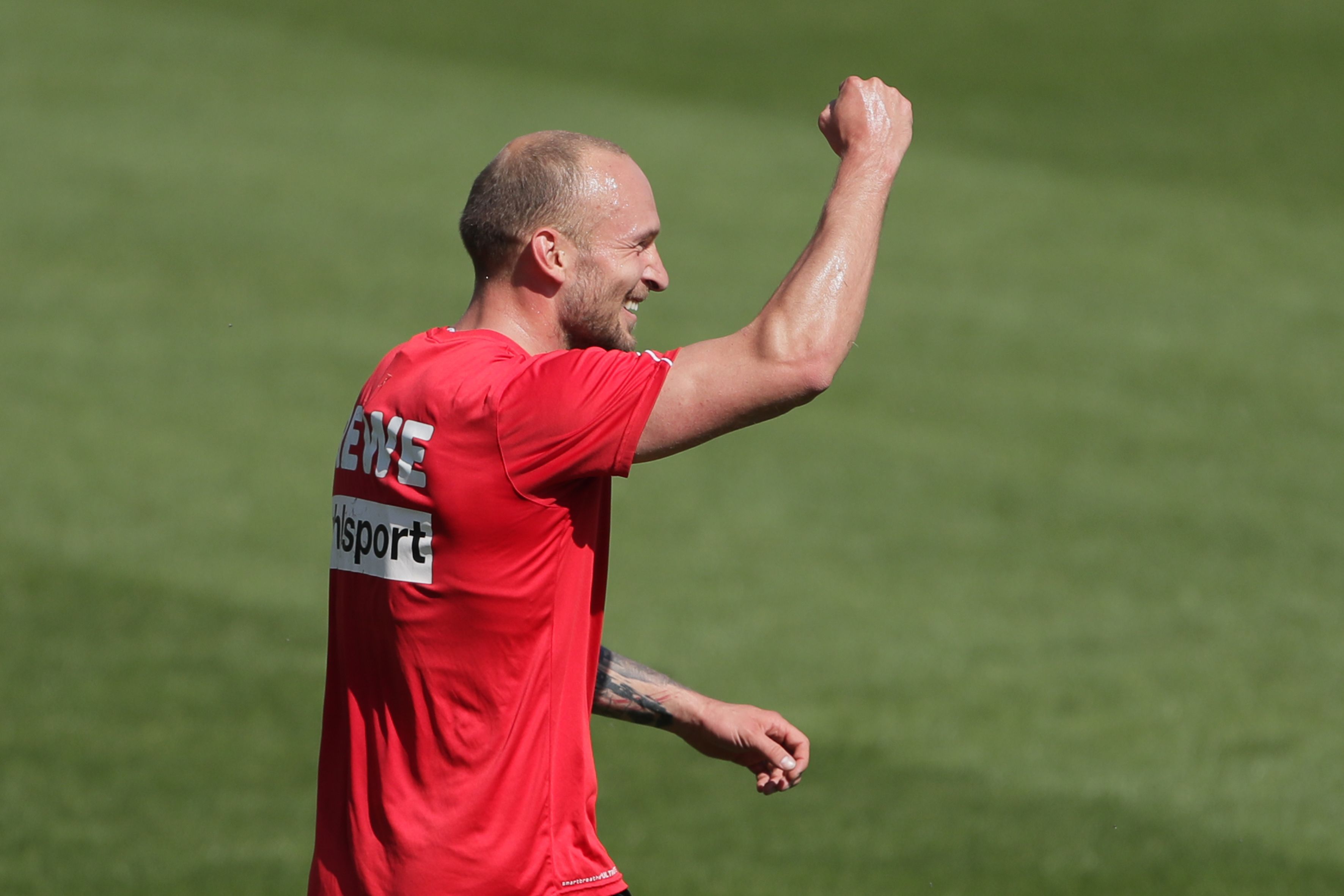 Toni Leistner reckt im Training des 1. FC Köln die Faust nach oben.