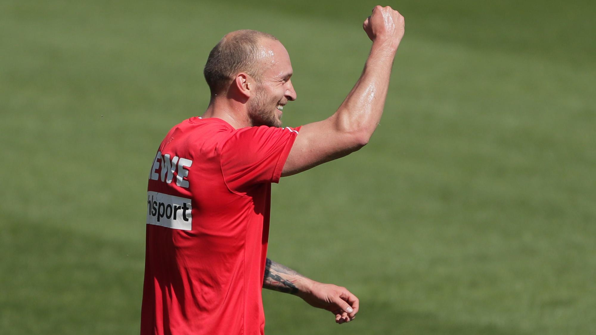 Toni Leistner reckt im Training des 1. FC Köln die Faust nach oben.