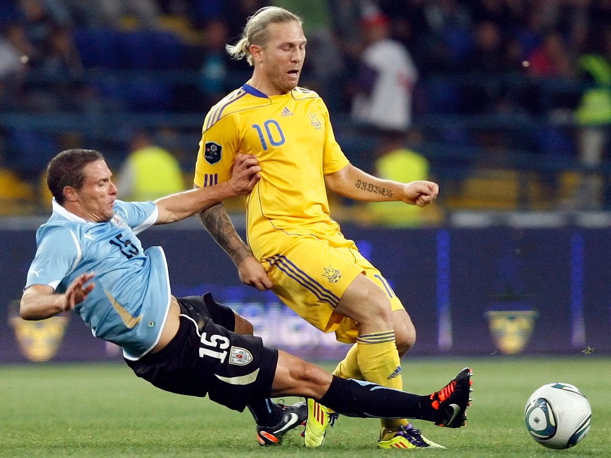 Uruguays Diego Perez gegen Andrej Voronin