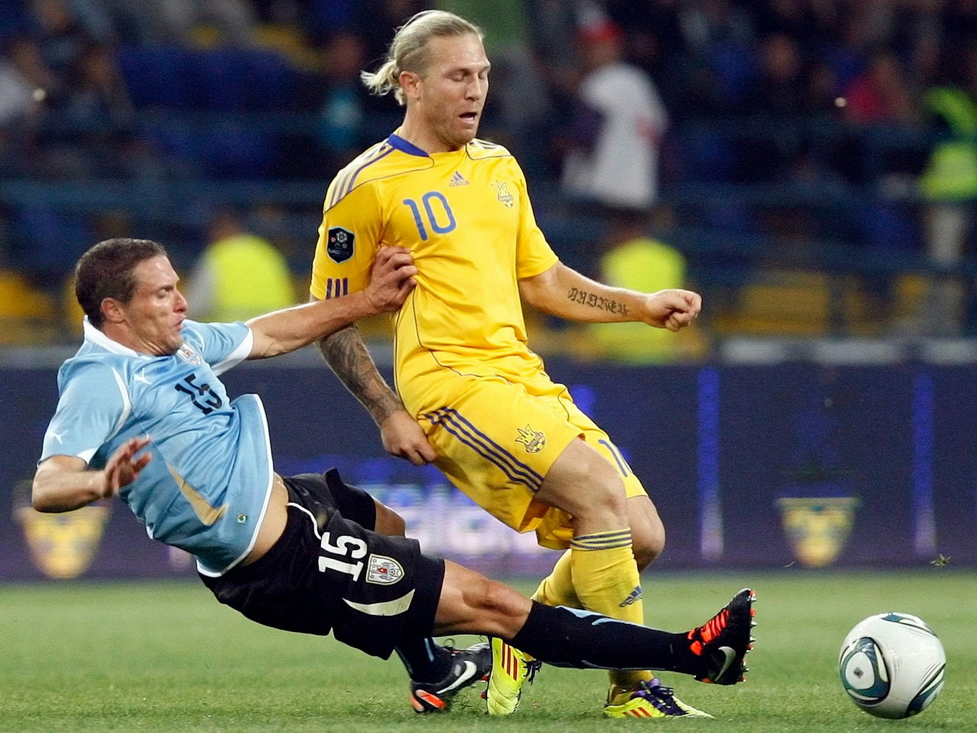 Uruguays Diego Perez gegen Andrej Voronin
