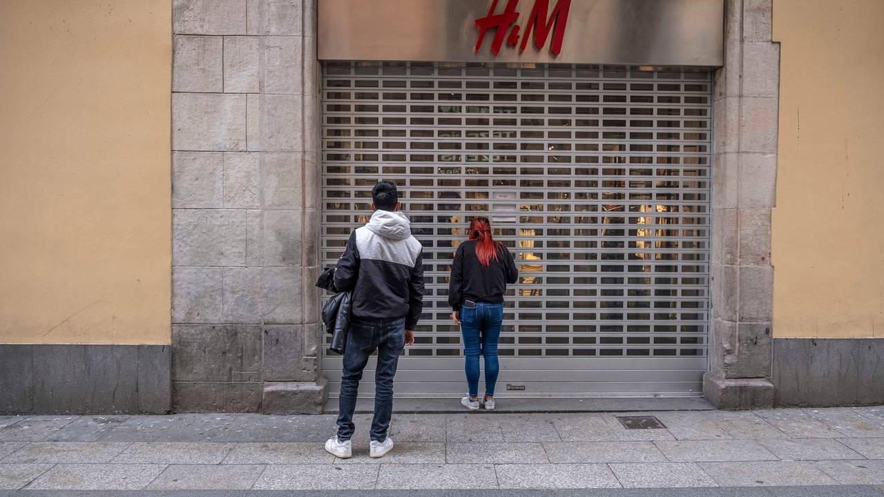 Passanten stehen vor einer geschlossenen H&M-Filiale (Archivfoto).