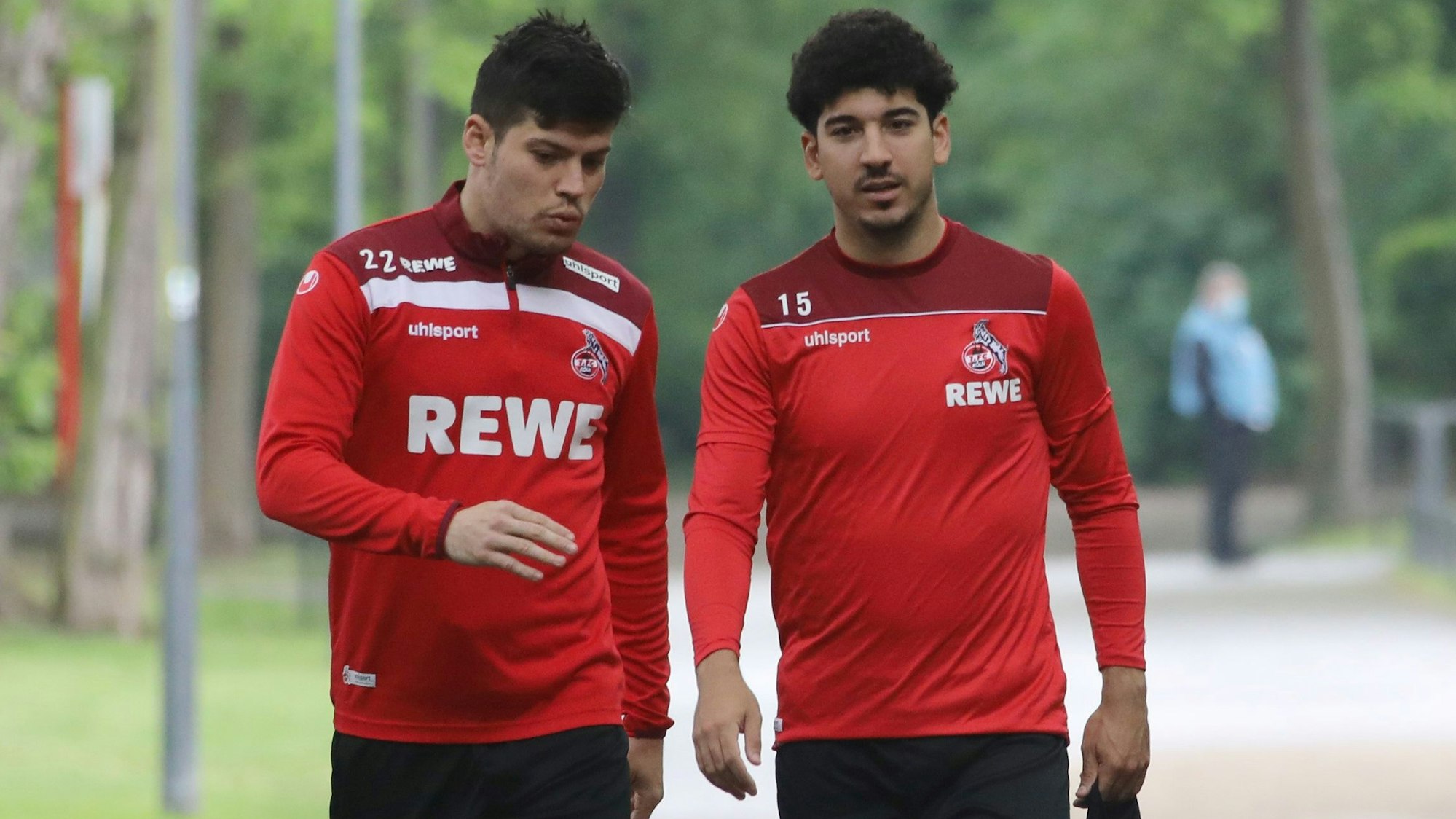 Jorge Mere (l.) gemeinsam mit Dimitrios Limnios auf dem Weg zum FC-Training