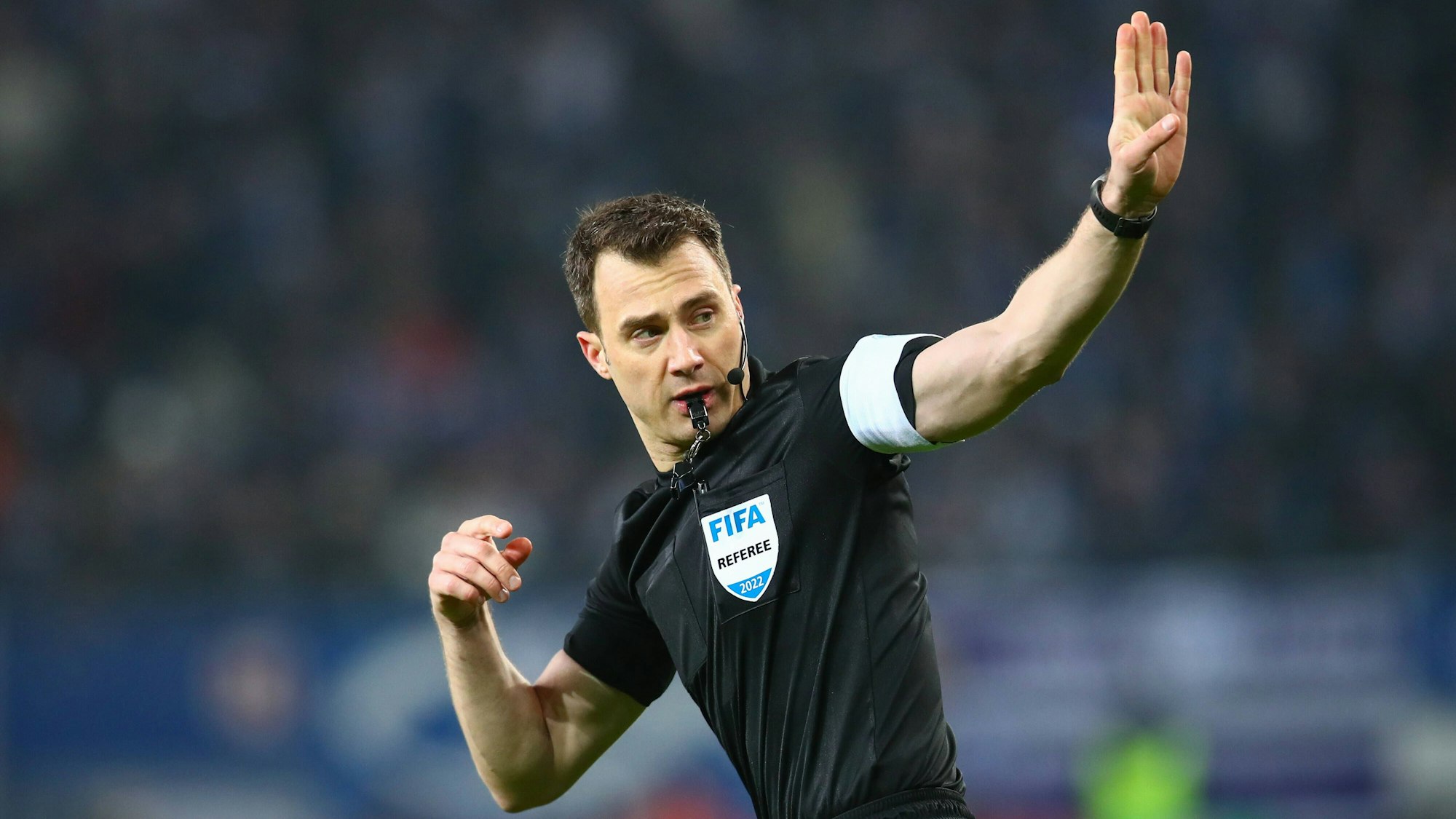 Schiedsdrichter Felix Zwayer hebt die Hand im DFB-Pokal-Spiel Hamburger SV gegen Karlsruher SC