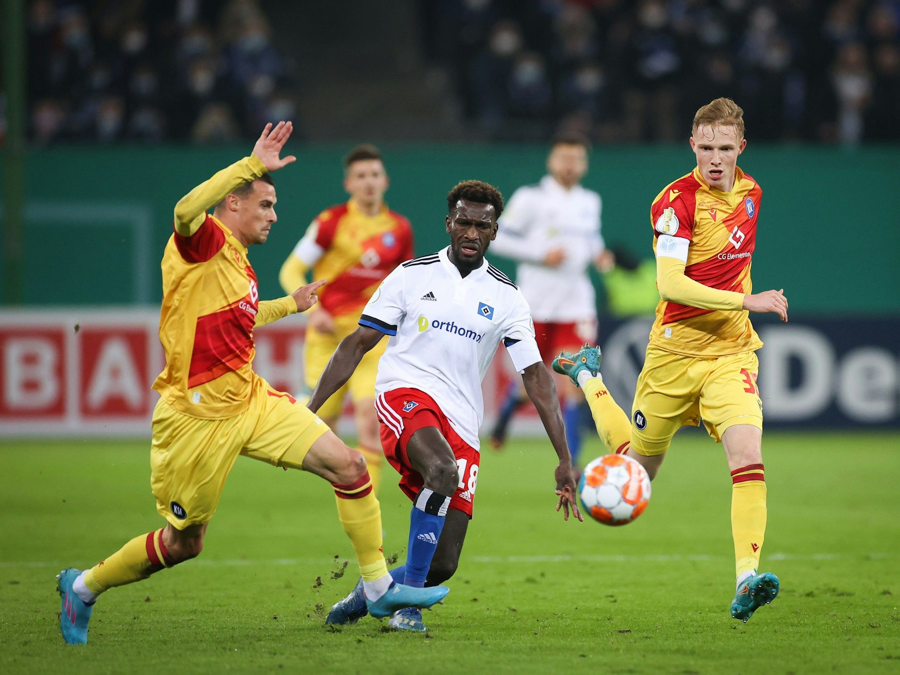 Bakery Jatta im Zweikampf mit Philip Heise und Tim Breithaupt im Viertelfinal-Spiel des DFB-Pokals