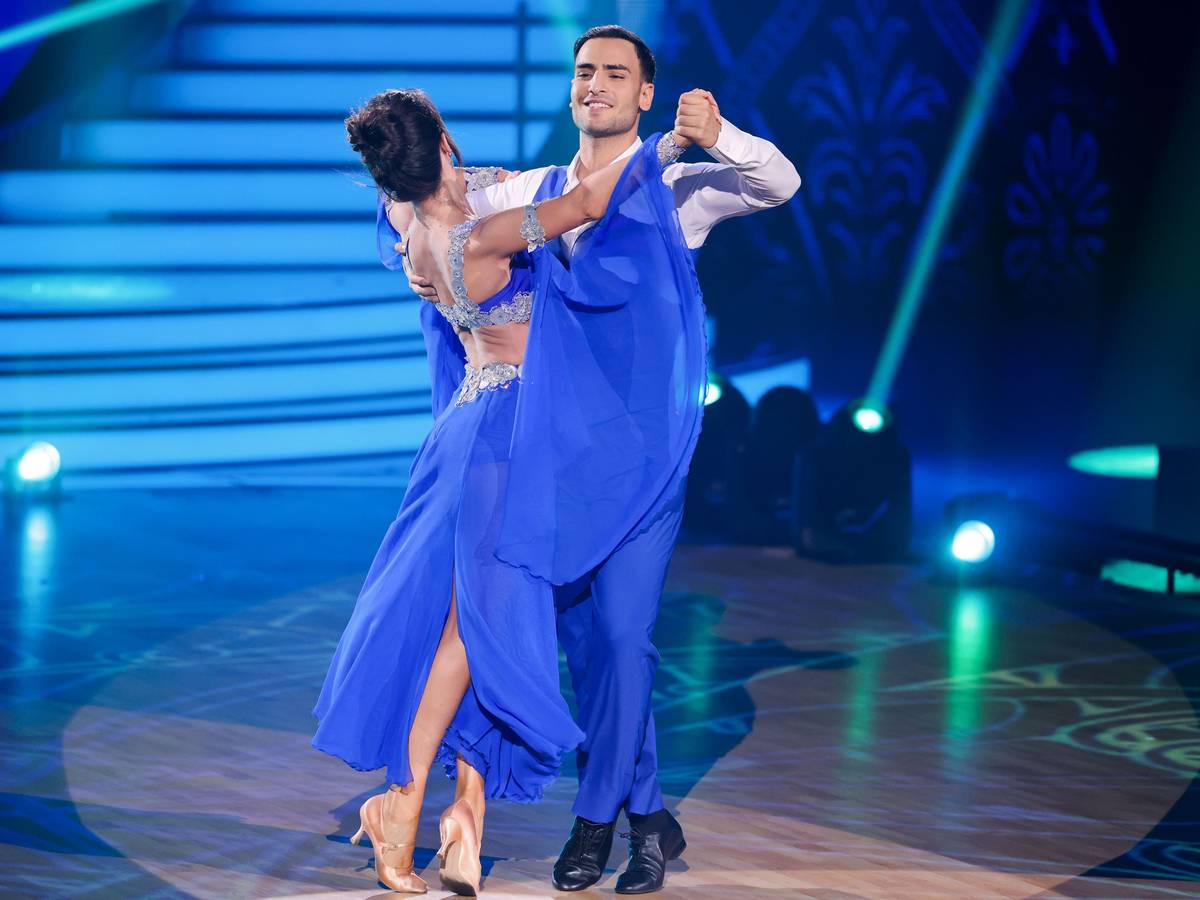 Timur Ülker, Schauspieler, und Malika Dzumaev, Profitänzerin, tanzen in der RTL-Tanzshow „Let's Dance“ am 25. Februar im Coloneum. Aufgrund einiger Corona-Erkrankungen findet dort nun ein Partnertausch statt.
