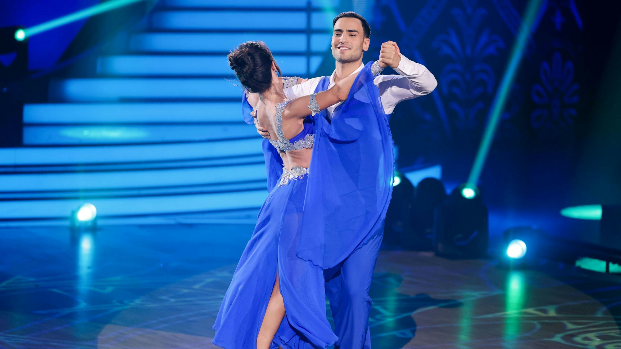 Timur Ülker, Schauspieler, und Malika Dzumaev, Profitänzerin, tanzen in der RTL-Tanzshow „Let's Dance“ am 25. Februar im Coloneum. Aufgrund einiger Corona-Erkrankungen findet dort nun ein Partnertausch statt.