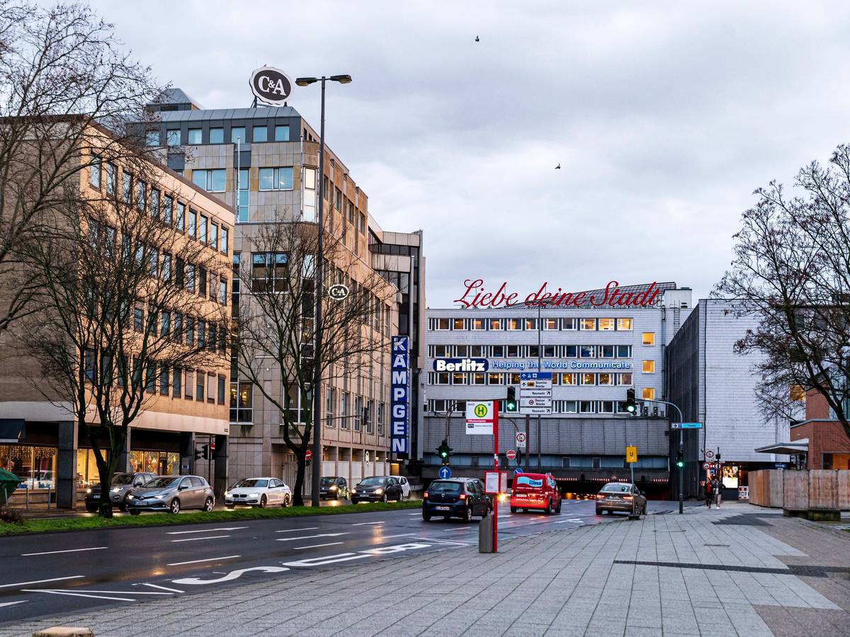 Schriftzug Liebe deine Stadt in Köln über der Verkehrsader Nord-Süd-Fahrt.