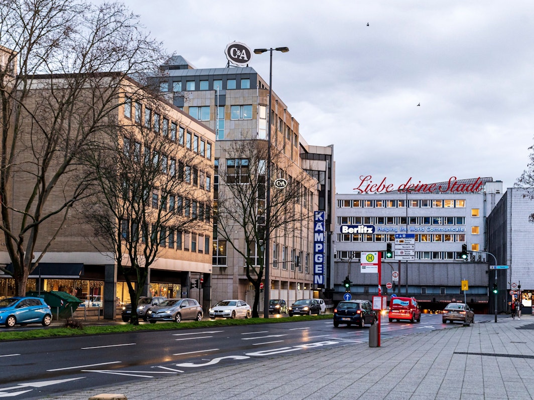 Schriftzug Liebe deine Stadt in Köln über der Verkehrsader Nord-Süd-Fahrt.