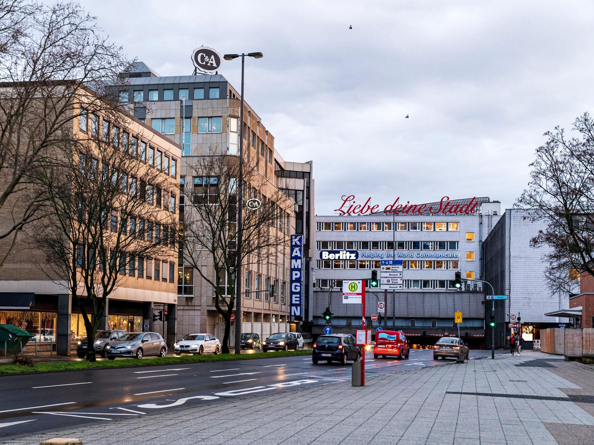 Schriftzug Liebe deine Stadt in Köln über der Verkehrsader Nord-Süd-Fahrt.