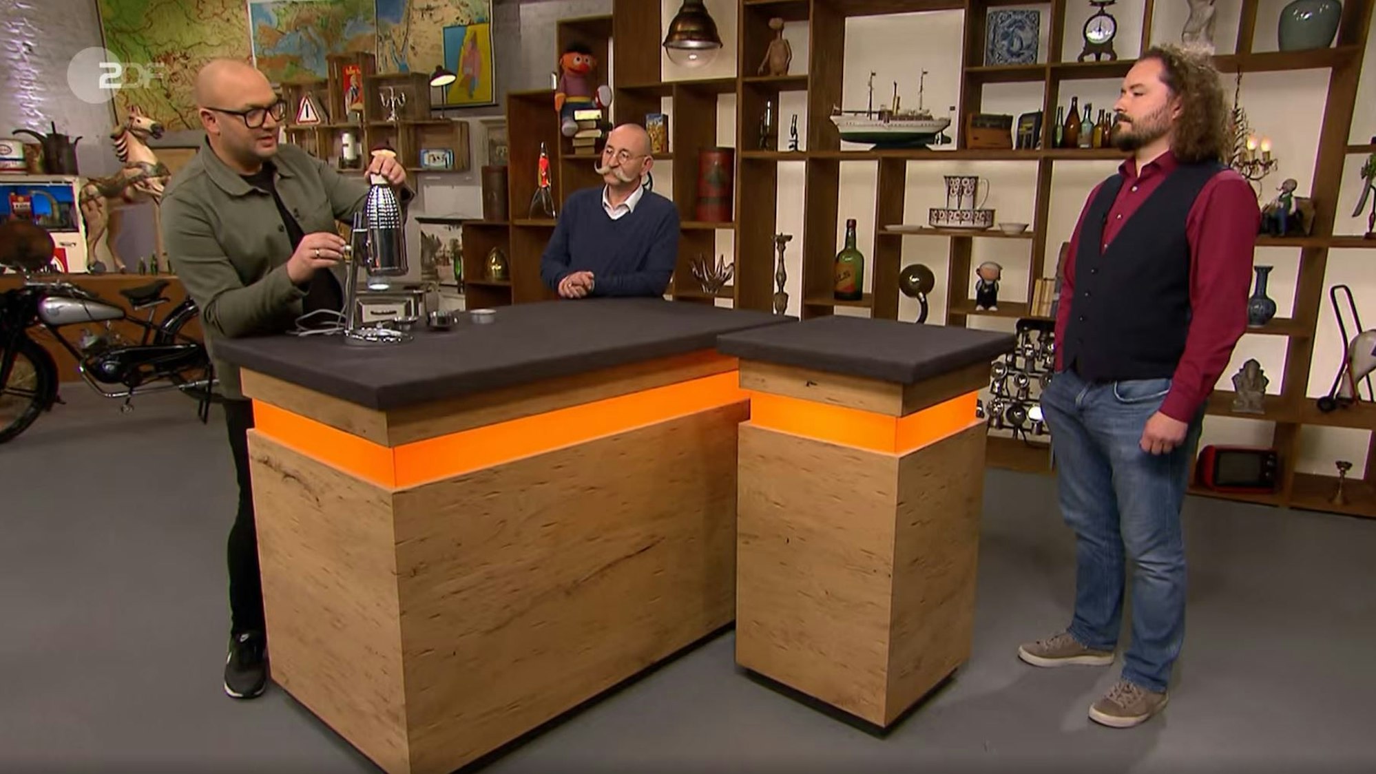 Zu sehen sind Sven Deutschmanek, Horst Lichter und Marcel Bender in der ZDF-Show „Bares für Rares“.
