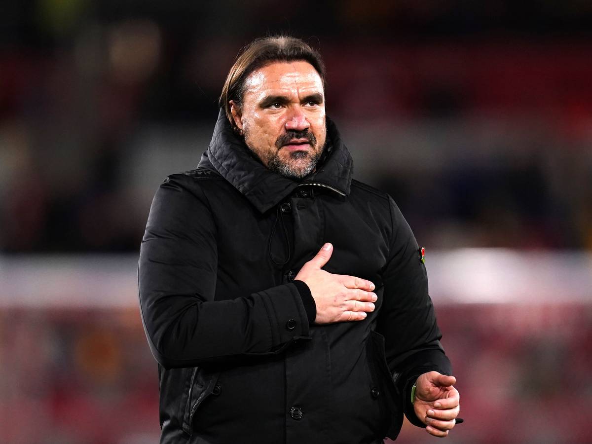 Daniel Farke gestikuliert bei einem Spiel am Spielfeldrand.