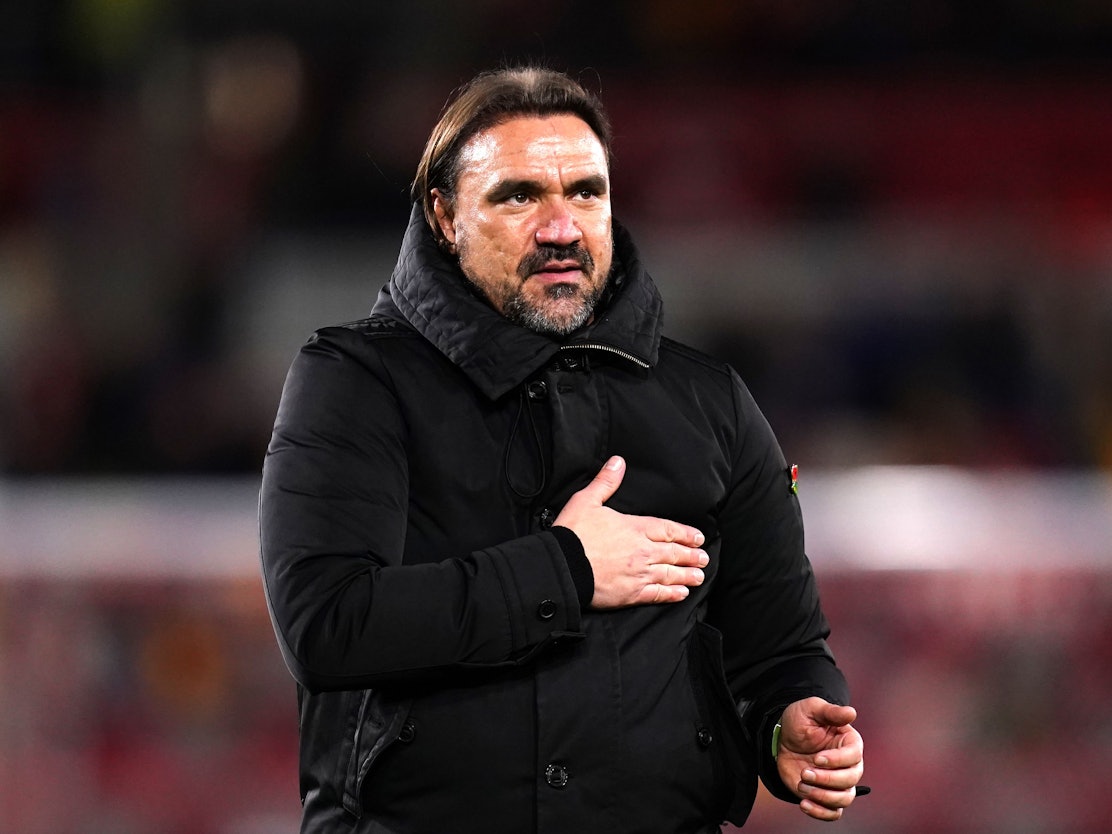 Daniel Farke gestikuliert bei einem Spiel am Spielfeldrand.