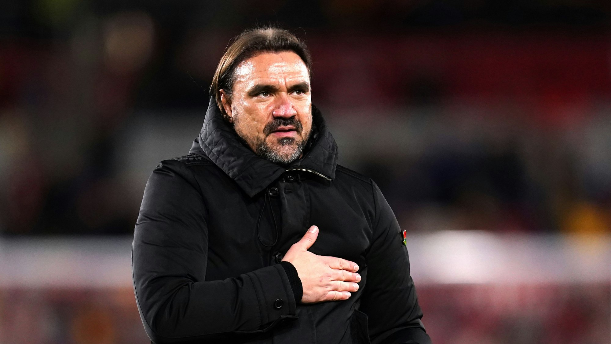Daniel Farke gestikuliert bei einem Spiel am Spielfeldrand.