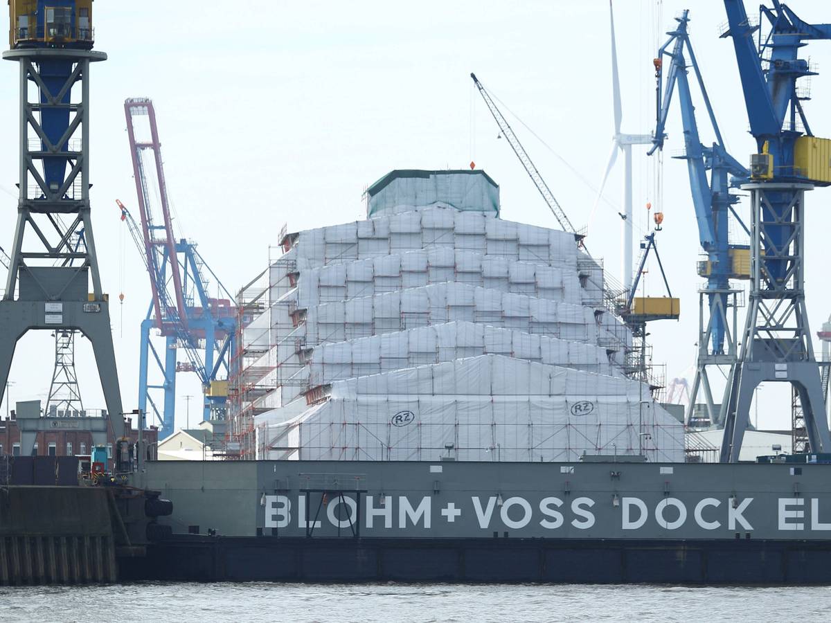 Die Yacht Dilbar, die dem russischen Milliardär Alischer Usmanow gehören soll, liegt in Dock 17 der Schiffswerft BlohmVoss im Hamburger Hafen.