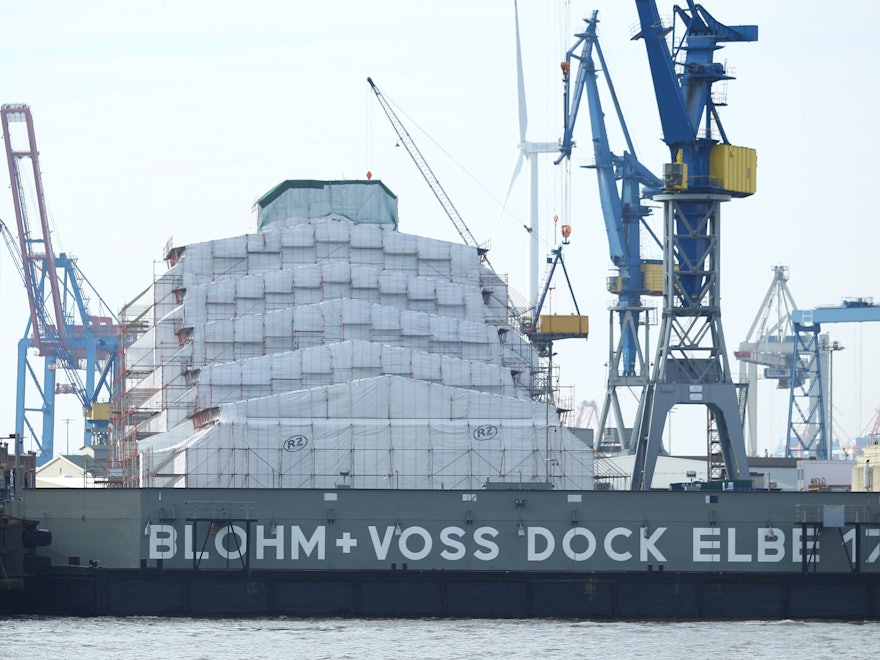 Die Yacht Dilbar, die dem russischen Milliardär Alischer Usmanow gehören soll, liegt in Dock 17 der Schiffswerft BlohmVoss im Hamburger Hafen.