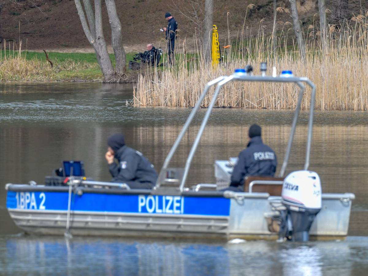 Direkt am Wasser wurde der Koffer mit den Leichenteilen gefunden (hier ein Archivfoto von einem Einsatz der Polizei).