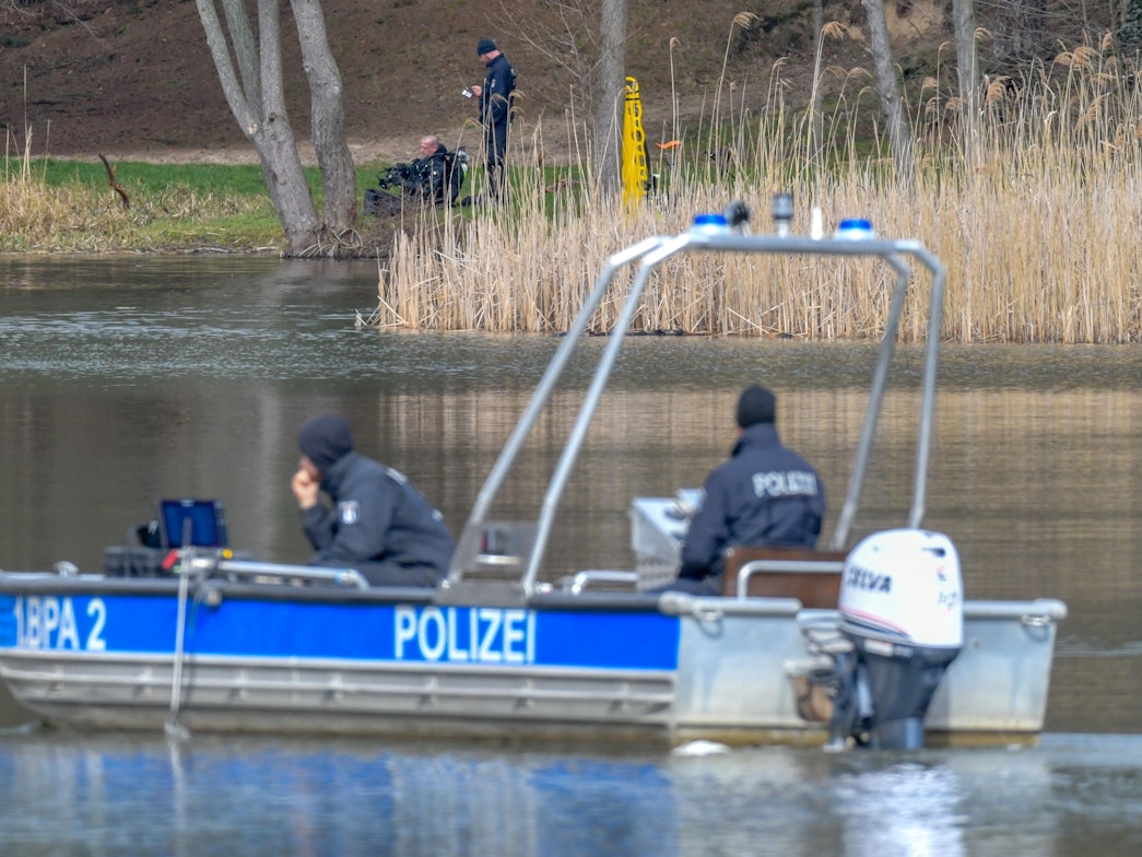 Direkt am Wasser wurde der Koffer mit den Leichenteilen gefunden (hier ein Archivfoto von einem Einsatz der Polizei).