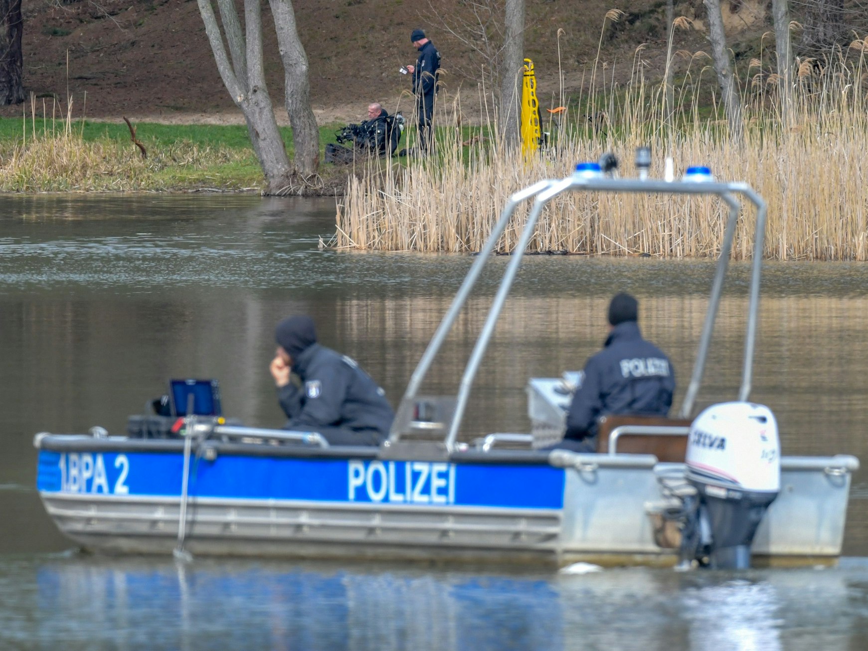 Direkt am Wasser wurde der Koffer mit den Leichenteilen gefunden (hier ein Archivfoto von einem Einsatz der Polizei).