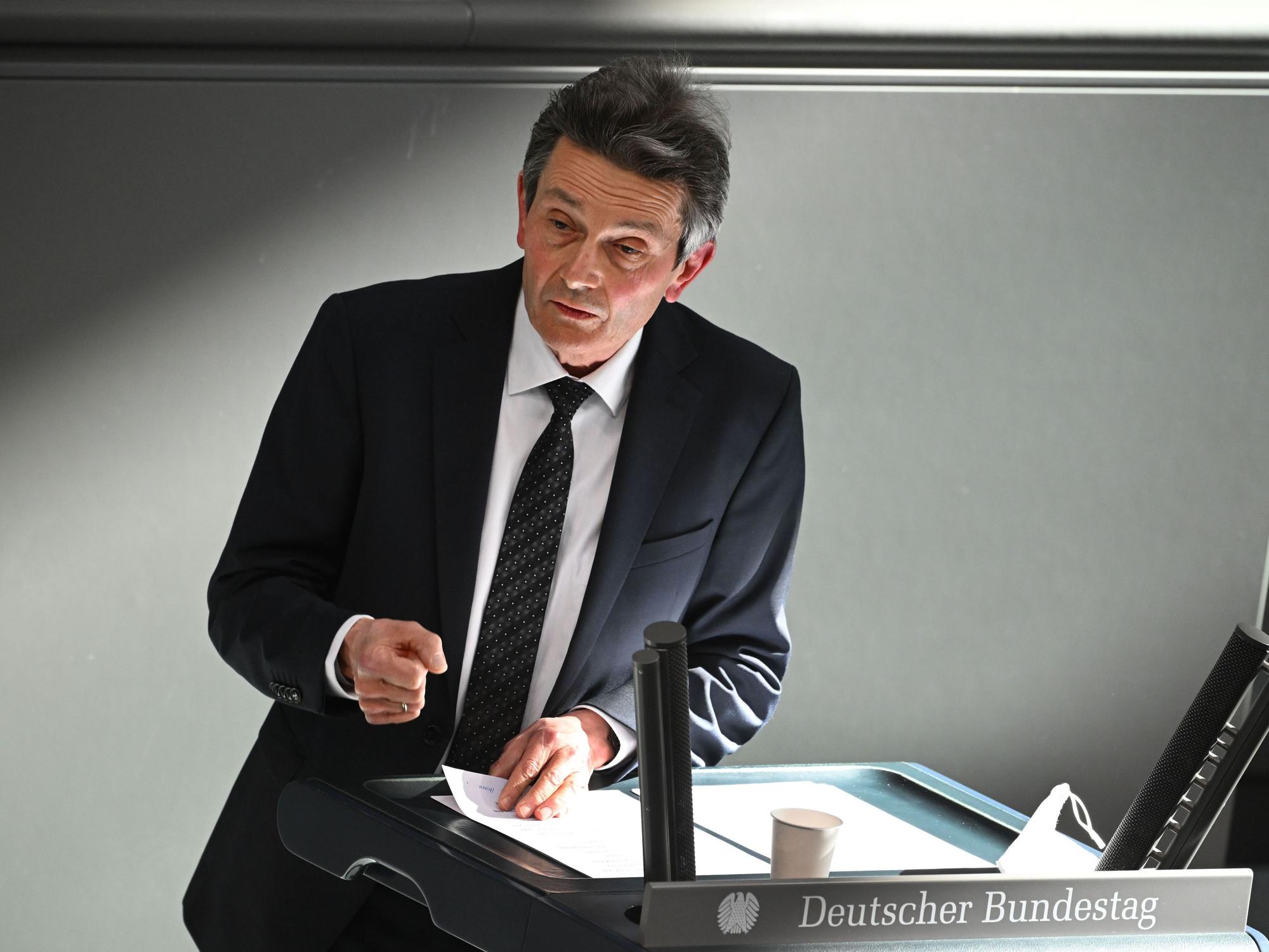 Rolf Mützenich, Fraktionsvorsitzender der SPD, spricht während der Sondersitzung des Bundestags zum Krieg in der Ukraine. +++ dpa-Bildfunk +++