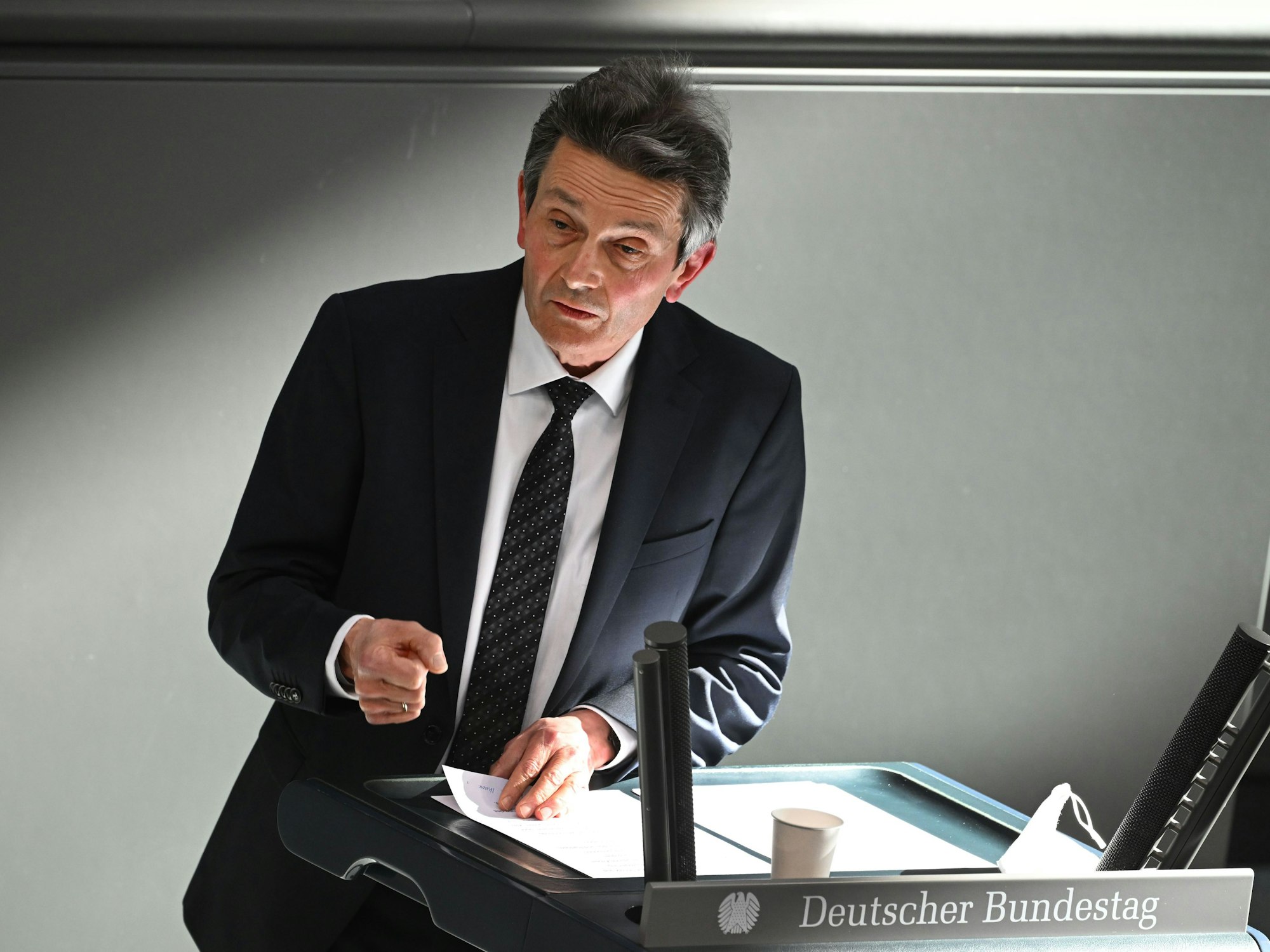 Rolf Mützenich, Fraktionsvorsitzender der SPD, spricht während der Sondersitzung des Bundestags zum Krieg in der Ukraine. +++ dpa-Bildfunk +++