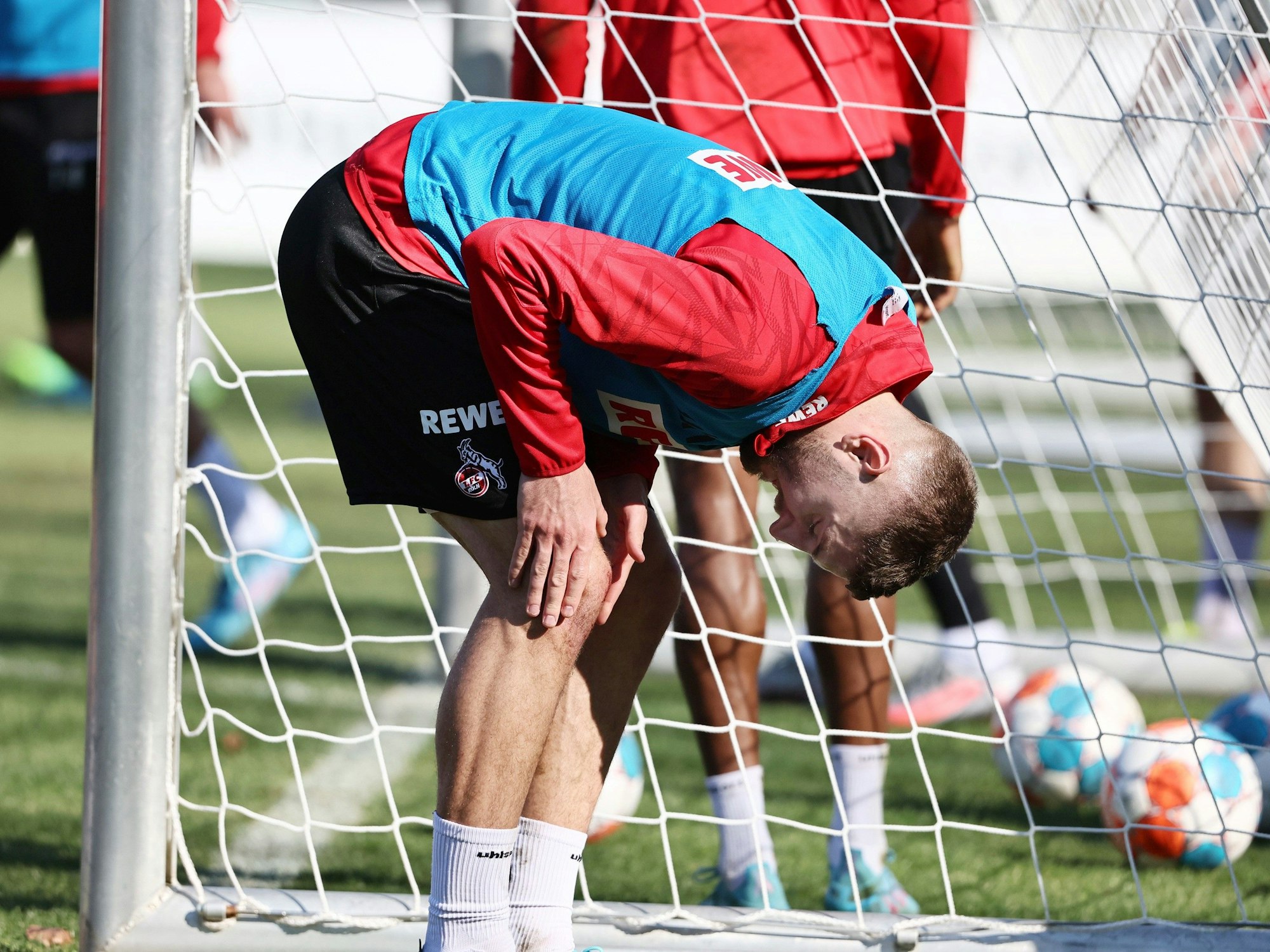 Jeff Chabot untersucht sein verletztes Knie beim Training des 1. FC Köln