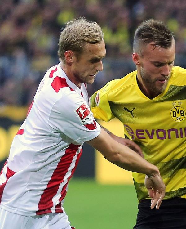 Der Ukrainer Andrej Yarmolenko (r.) im Spiel von Borussia Dortmund im Zweikampf mit Marcel Risse vom 1. FC Köln