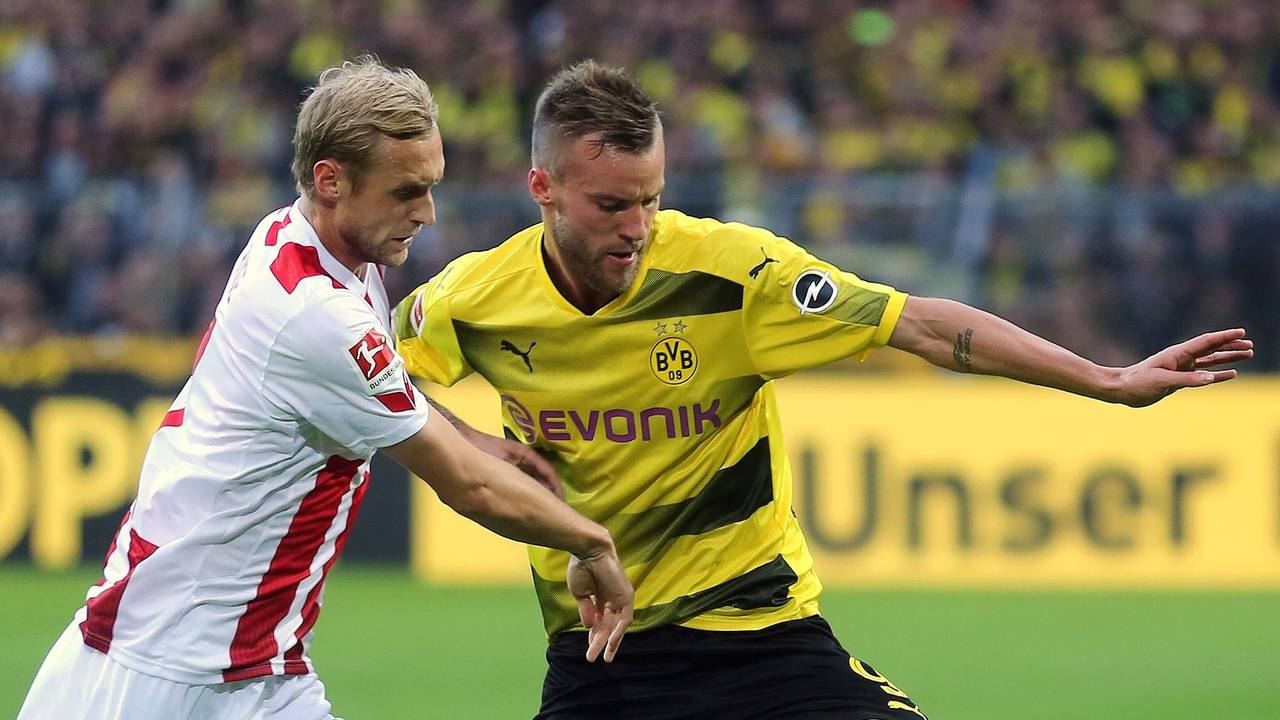 Der Ukrainer Andrej Yarmolenko (r.) im Spiel von Borussia Dortmund im Zweikampf mit Marcel Risse vom 1. FC Köln