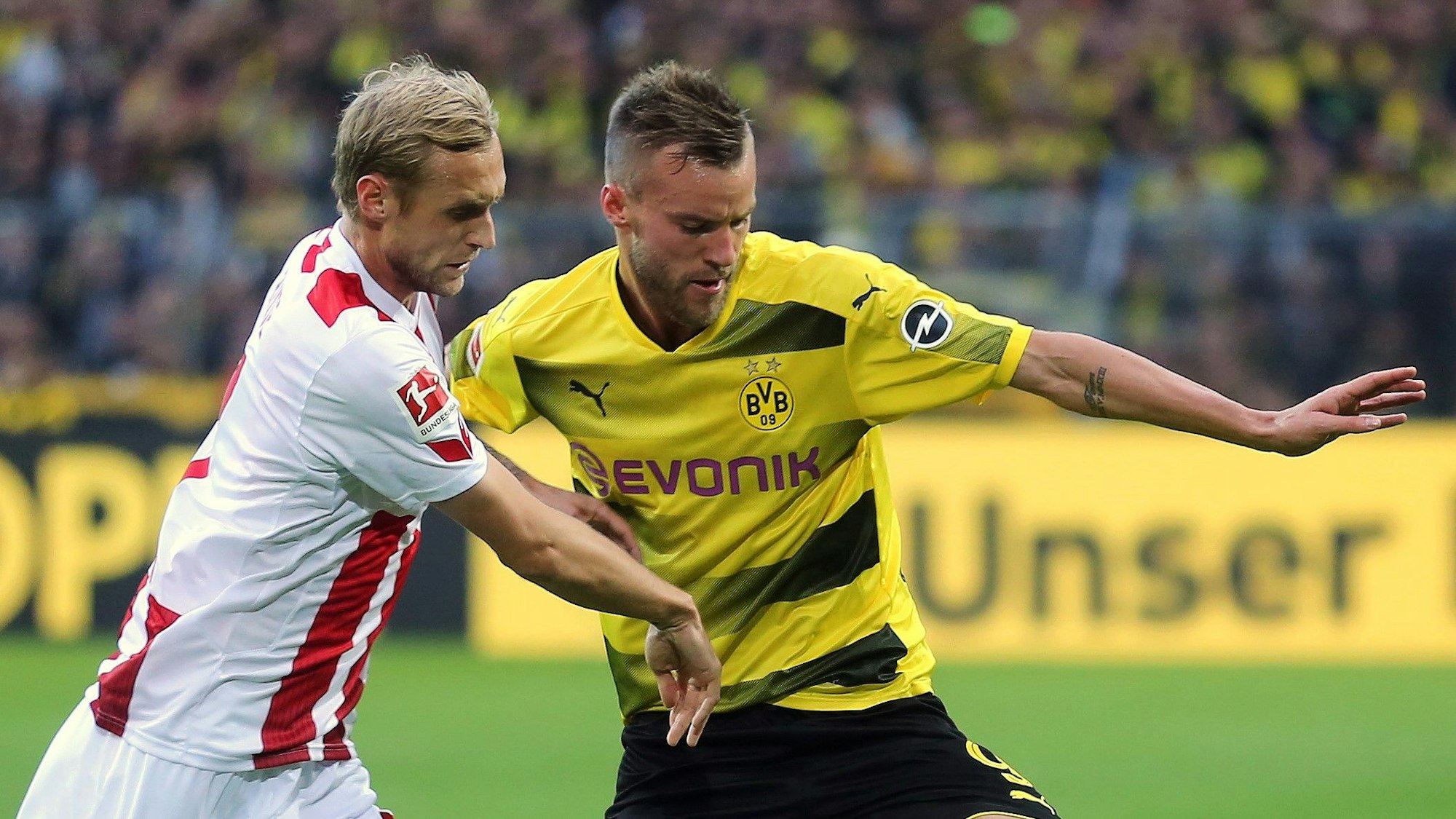 Der Ukrainer Andrej Yarmolenko (r.) im Spiel von Borussia Dortmund im Zweikampf mit Marcel Risse vom 1. FC Köln