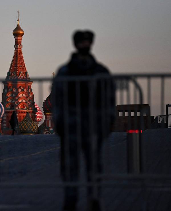 Police officers block access to Red Square in central Moscow on March 2, 2022. - Jailed Kremlin critic Alexei Navalny on March 2 urged Russians to stage daily protests against Moscow's invasion of Ukraine, saying the country should not be a "nation of frightened cowards" and calling Vladimir Putin "an insane little tsar." (Photo by Kirill KUDRYAVTSEV / AFP)