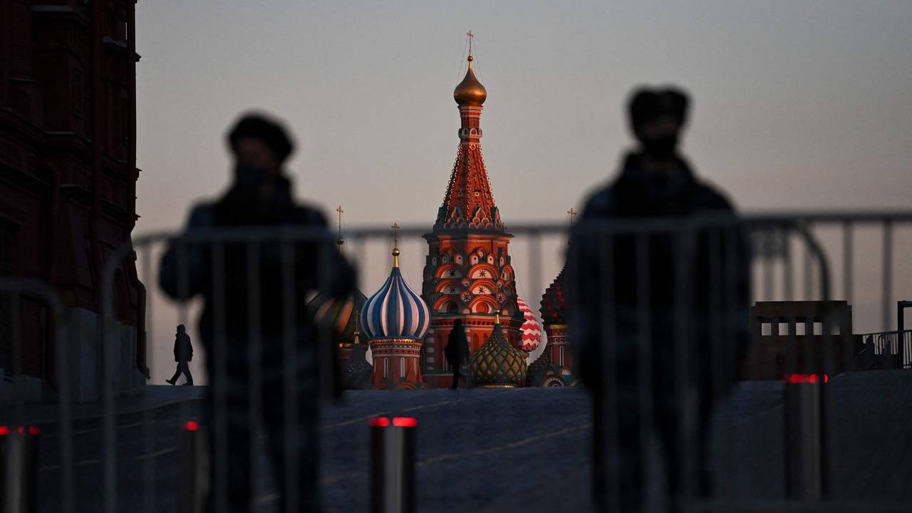 Police officers block access to Red Square in central Moscow on March 2, 2022. - Jailed Kremlin critic Alexei Navalny on March 2 urged Russians to stage daily protests against Moscow's invasion of Ukraine, saying the country should not be a "nation of frightened cowards" and calling Vladimir Putin "an insane little tsar." (Photo by Kirill KUDRYAVTSEV / AFP)